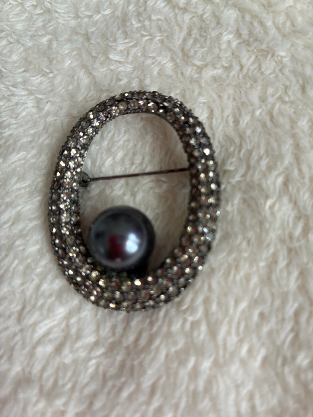 Crystal-Embellished Oval Brooch with Black Pearl Accent